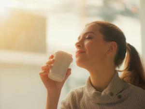 飲み物を飲む女性