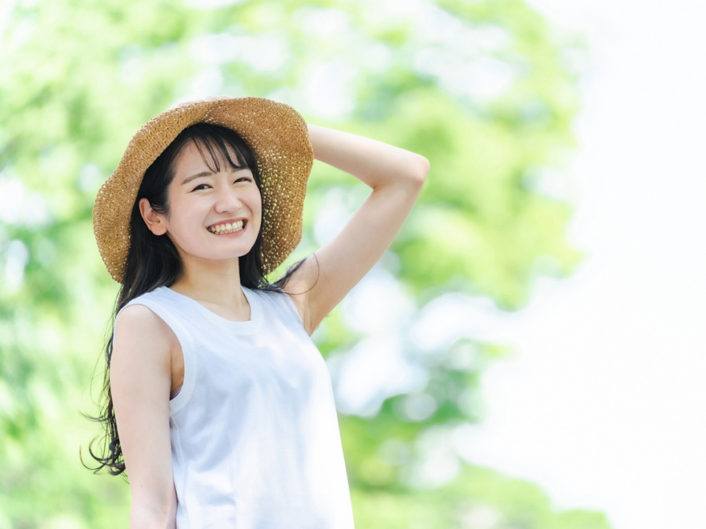 緑の中で微笑む女性