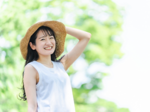 緑の中で微笑む女性