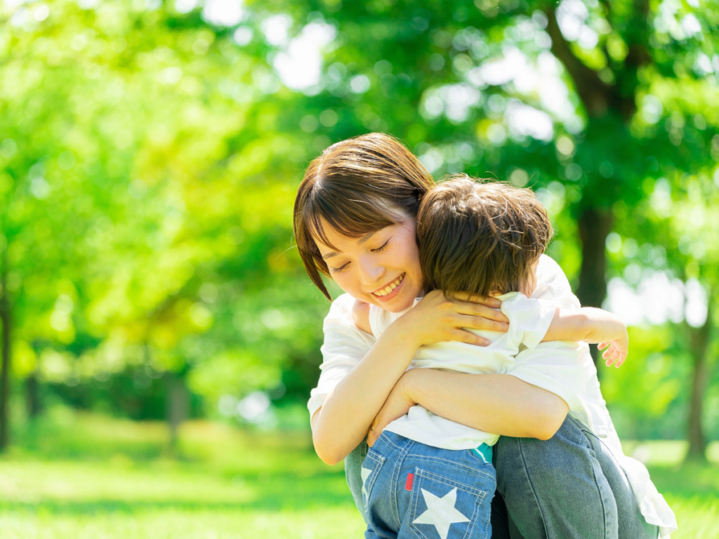 子どもを抱く母親